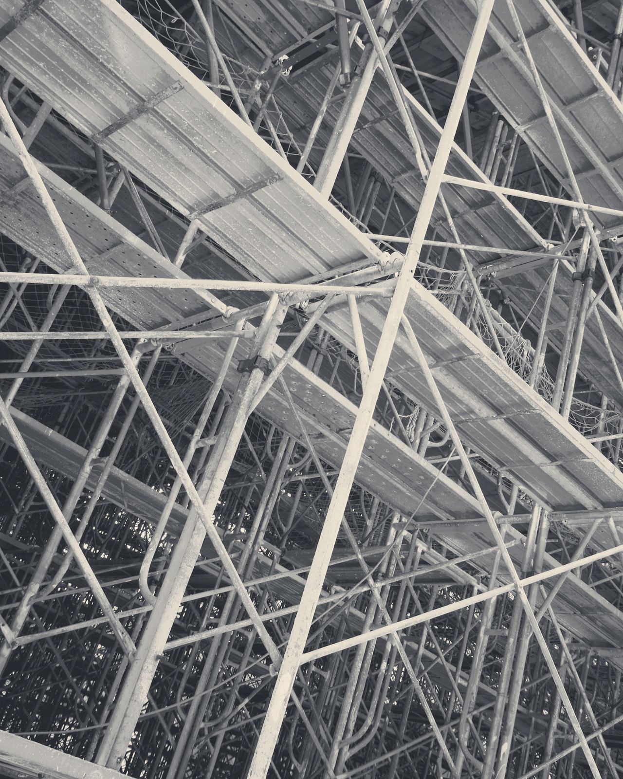 Estructura de andamios metálicos, en blanco y negro.