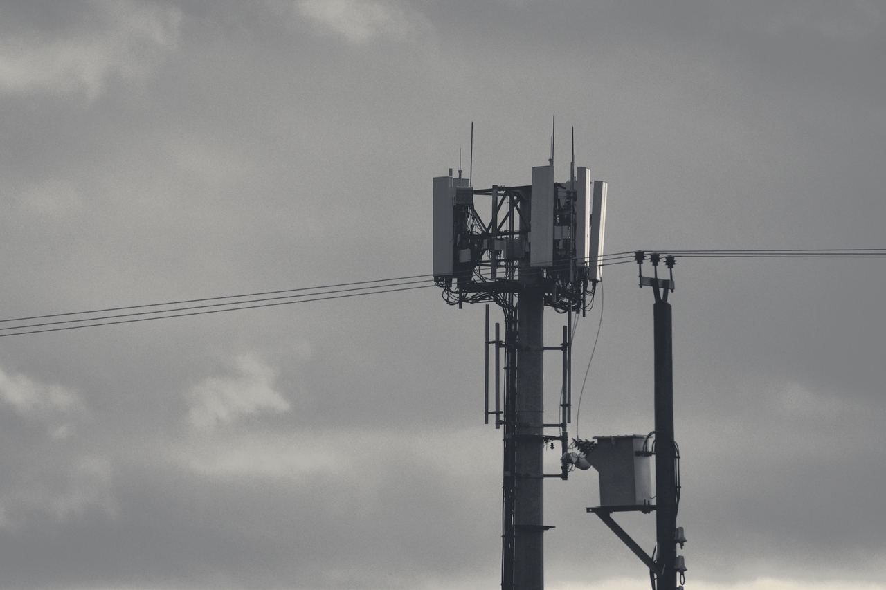Antena de telecomunicaciones contra el cielo.