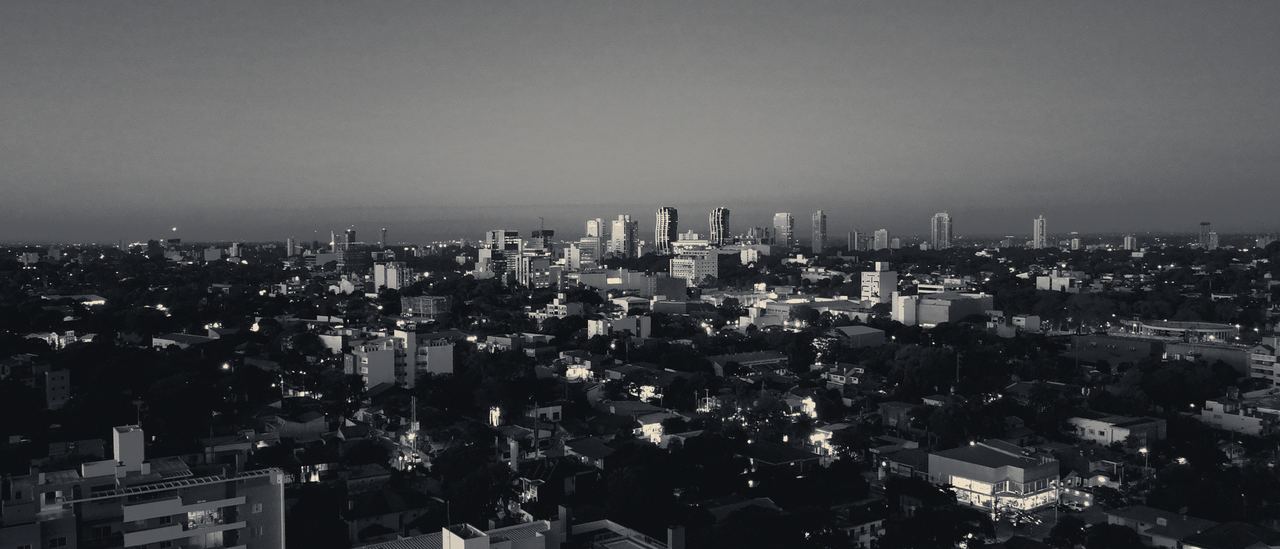 Vista amplia de una ciudad al atardecer.