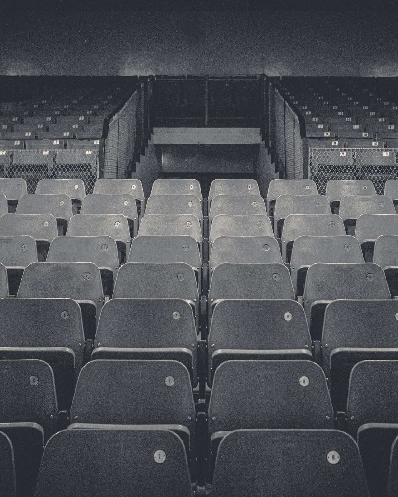 Butacas vacías de un auditorio.