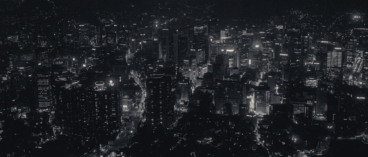 Vista aérea nocturna de una ciudad extensa.