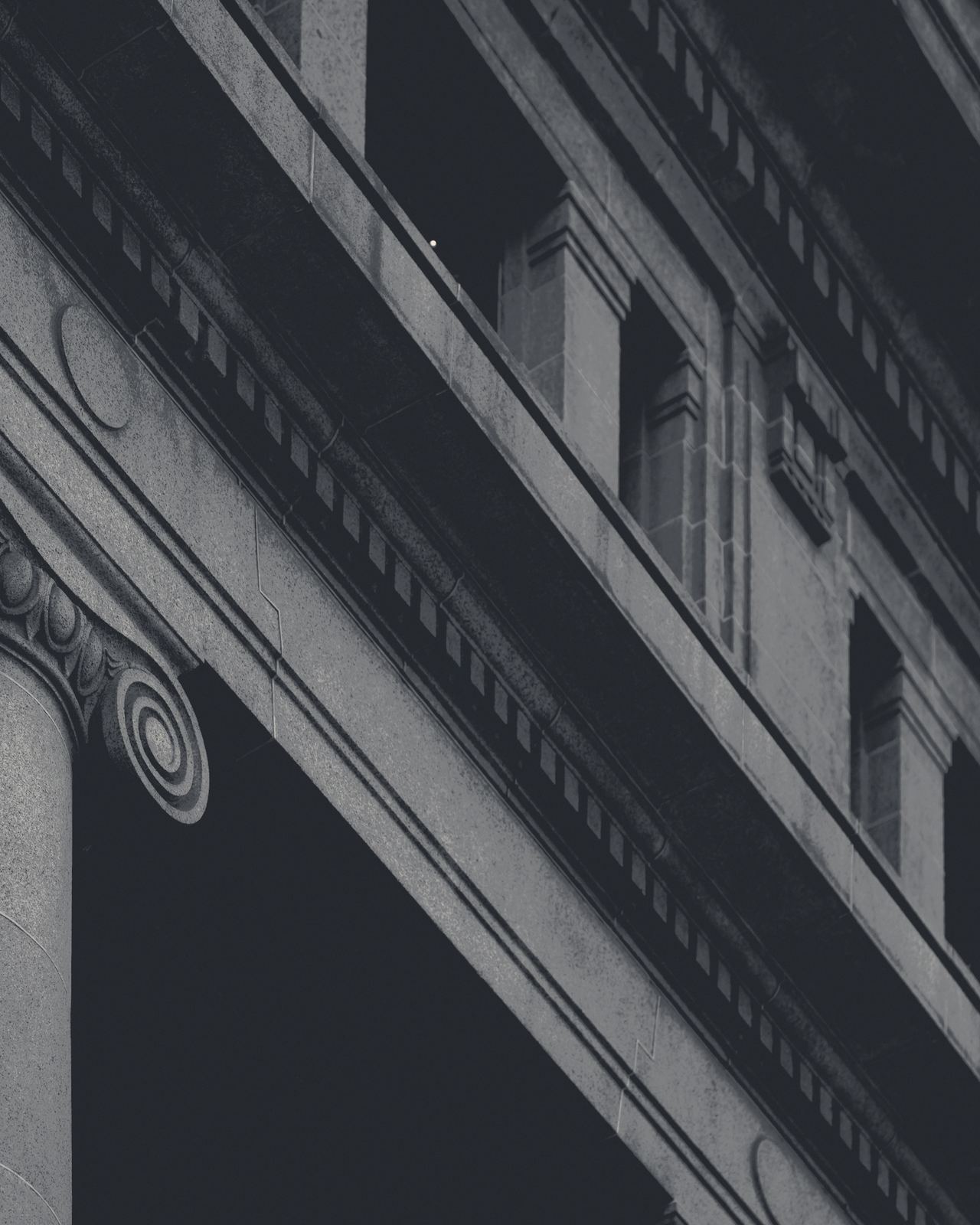 Fachada institucional con columnas.