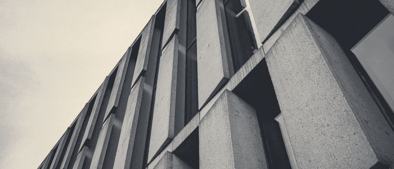 Fachada de hormigón con nervaduras diagonales.