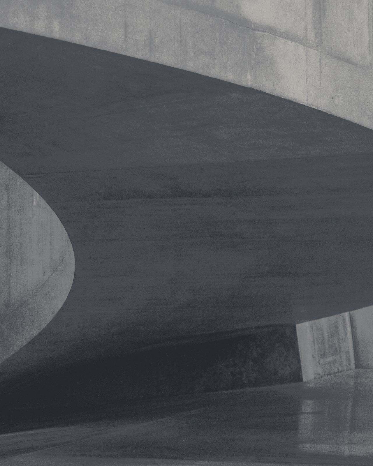 Estructura de hormigón curva, con luz rasante.