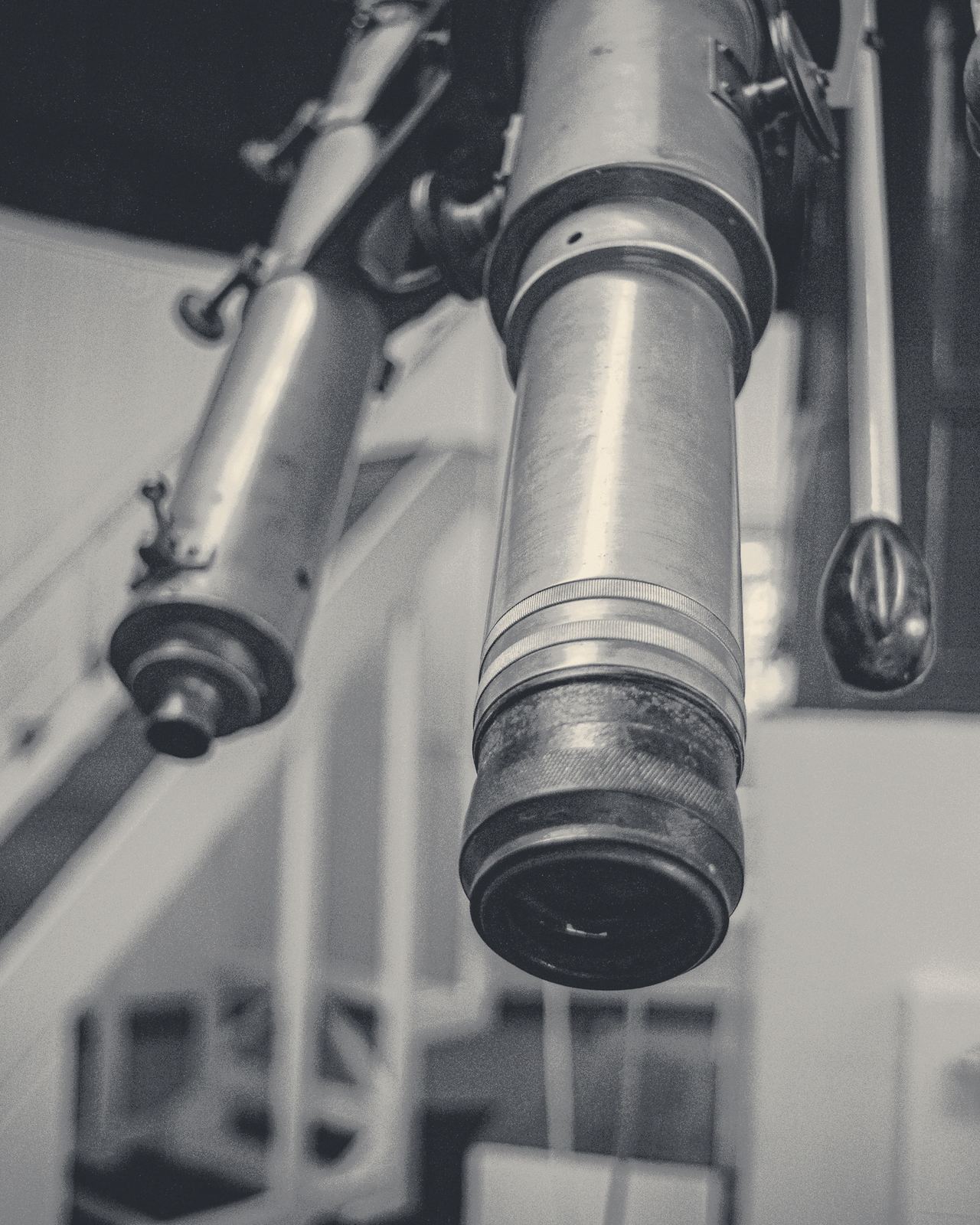 Instrumento óptico de observación, en blanco y negro.