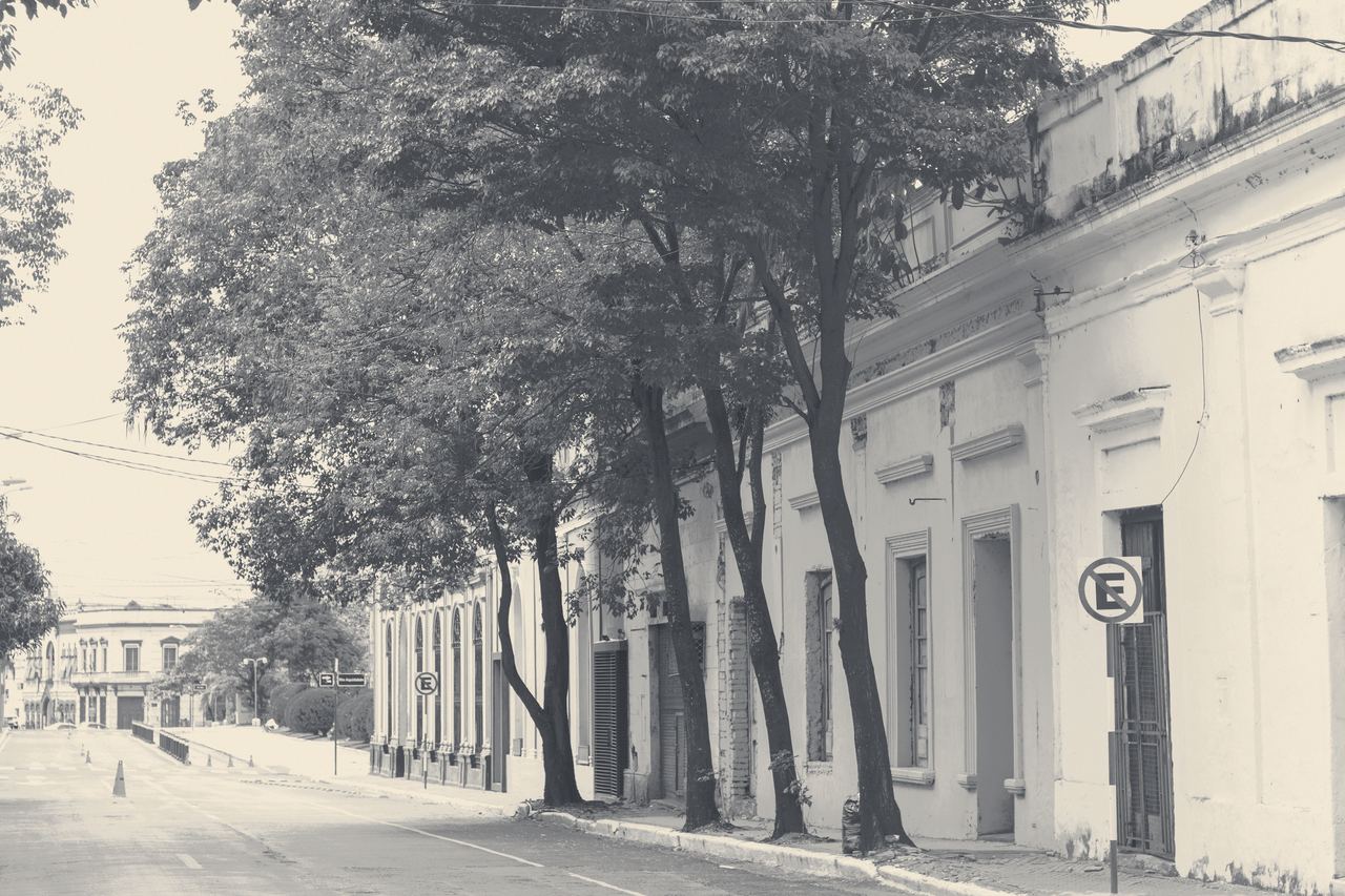 Calle de casco histórico paraguayo, con edificios bajos y arbolado.