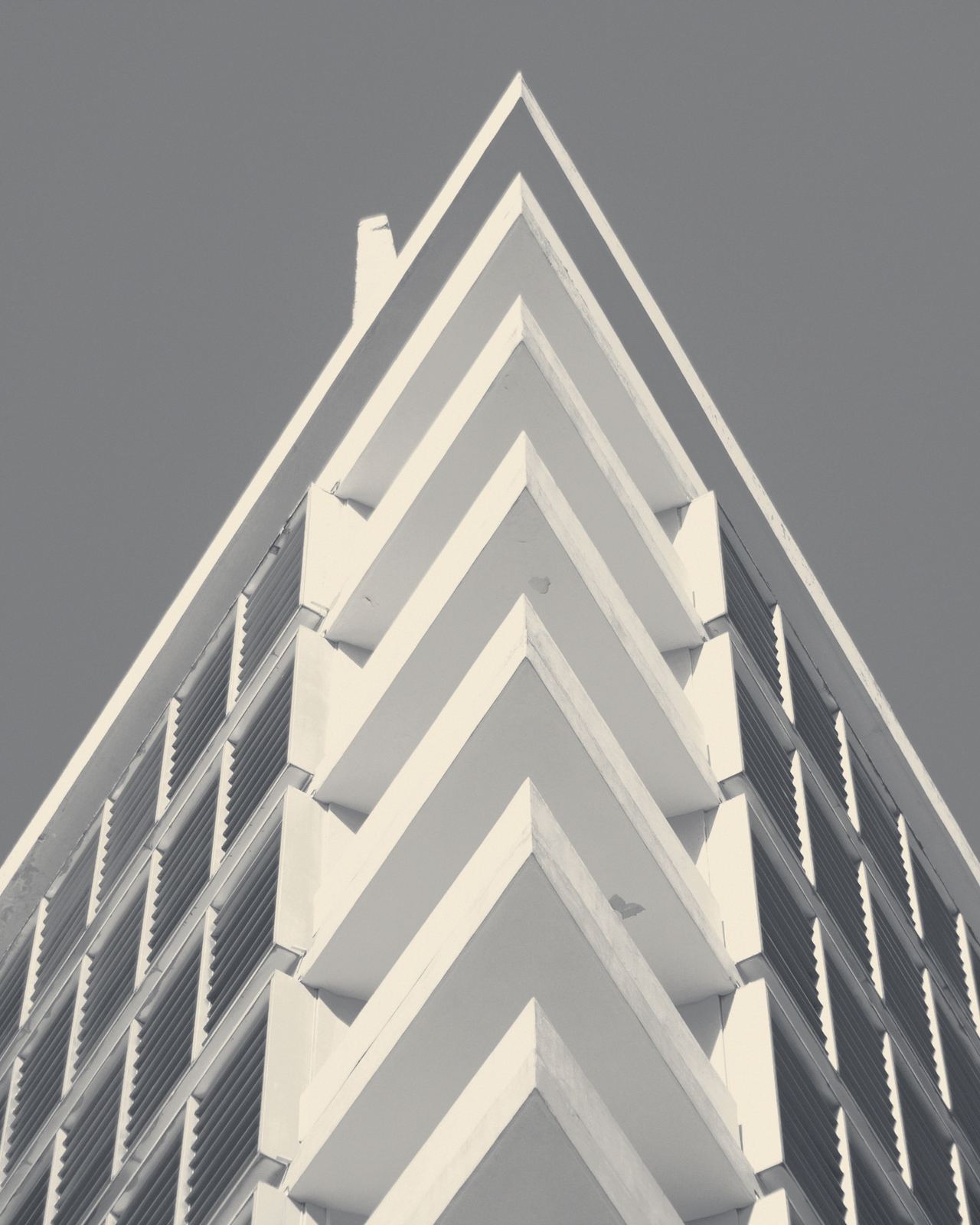 Arquitectura contemporánea en Paraguay, vista en contrapicado.