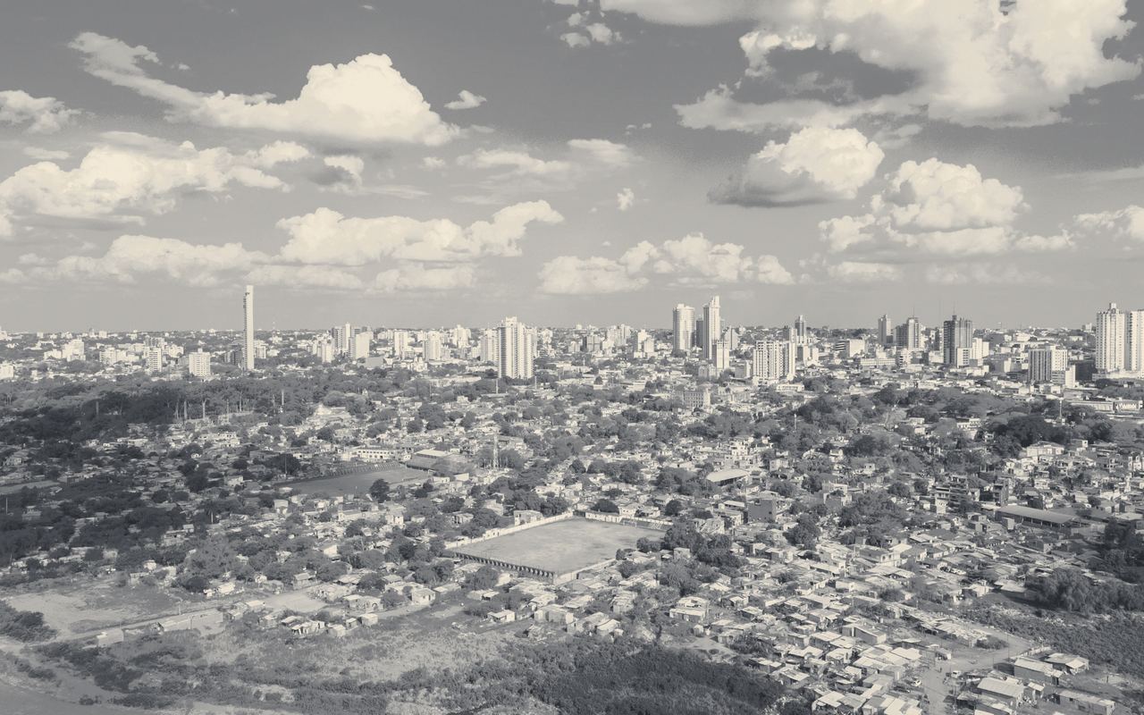 Vista aérea de una ciudad paraguaya, con el centro al fondo.