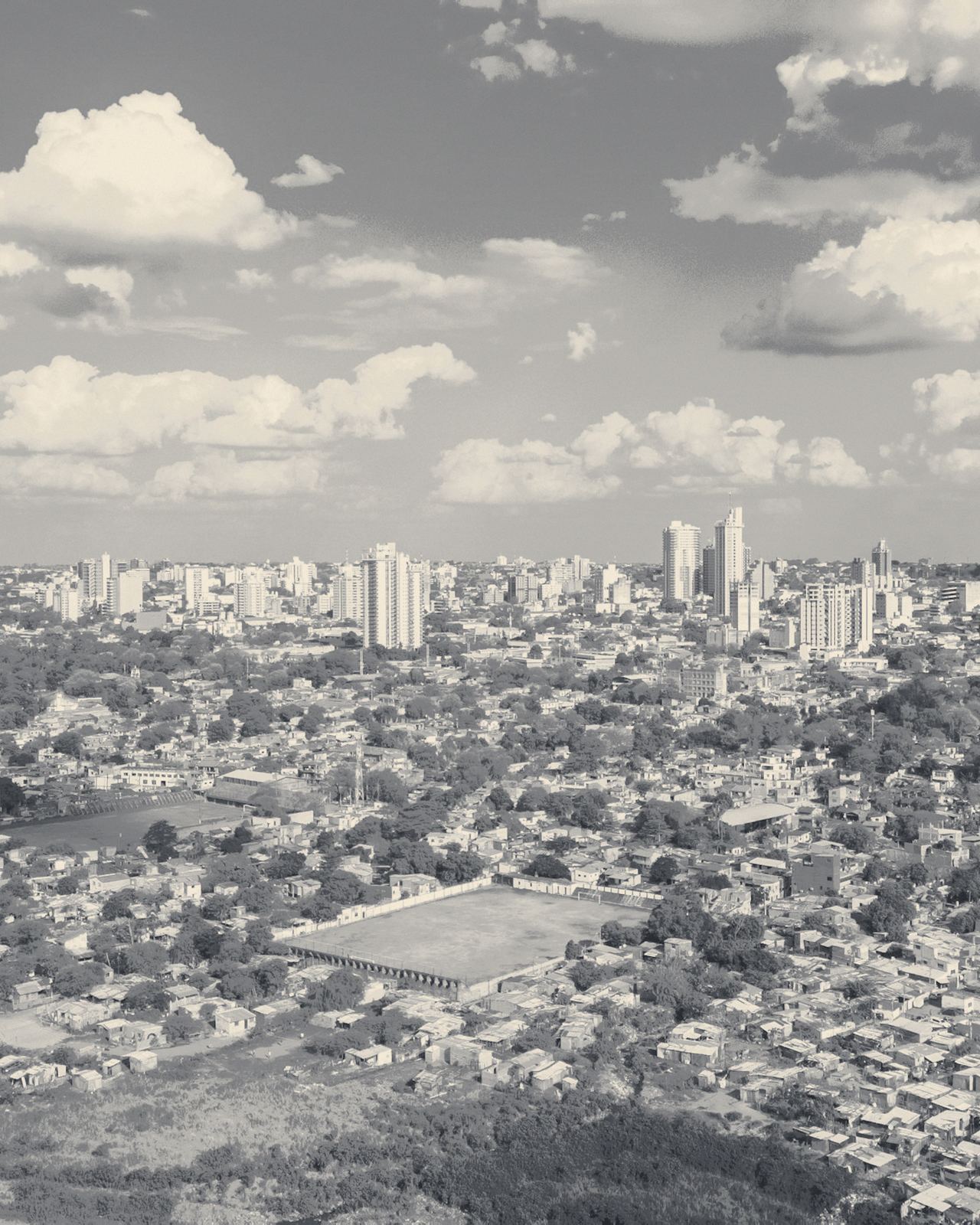 Vista aérea de una ciudad paraguaya con el río al fondo.