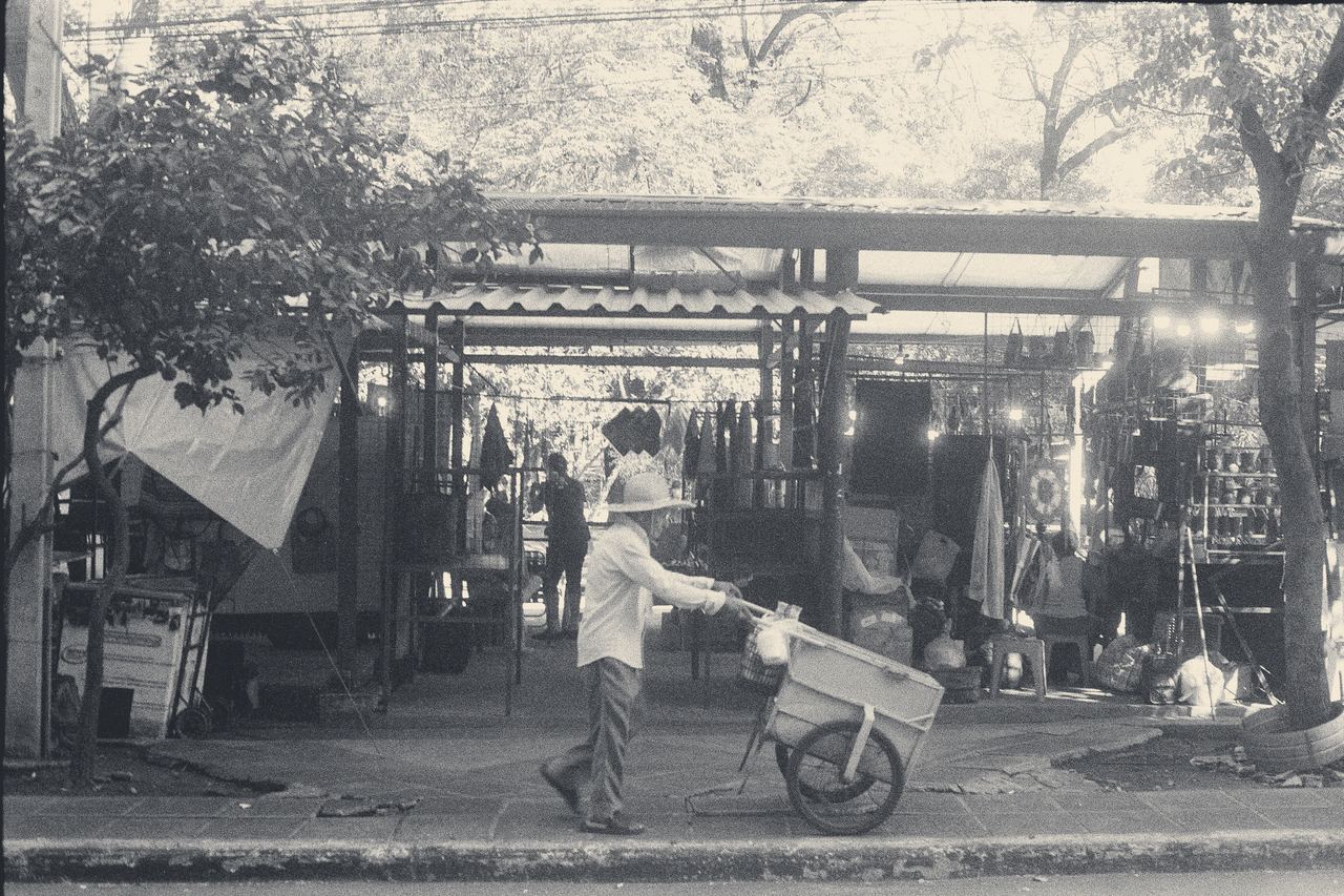 Puesto de mercado en Paraguay, con un trabajador moviendo mercadería.