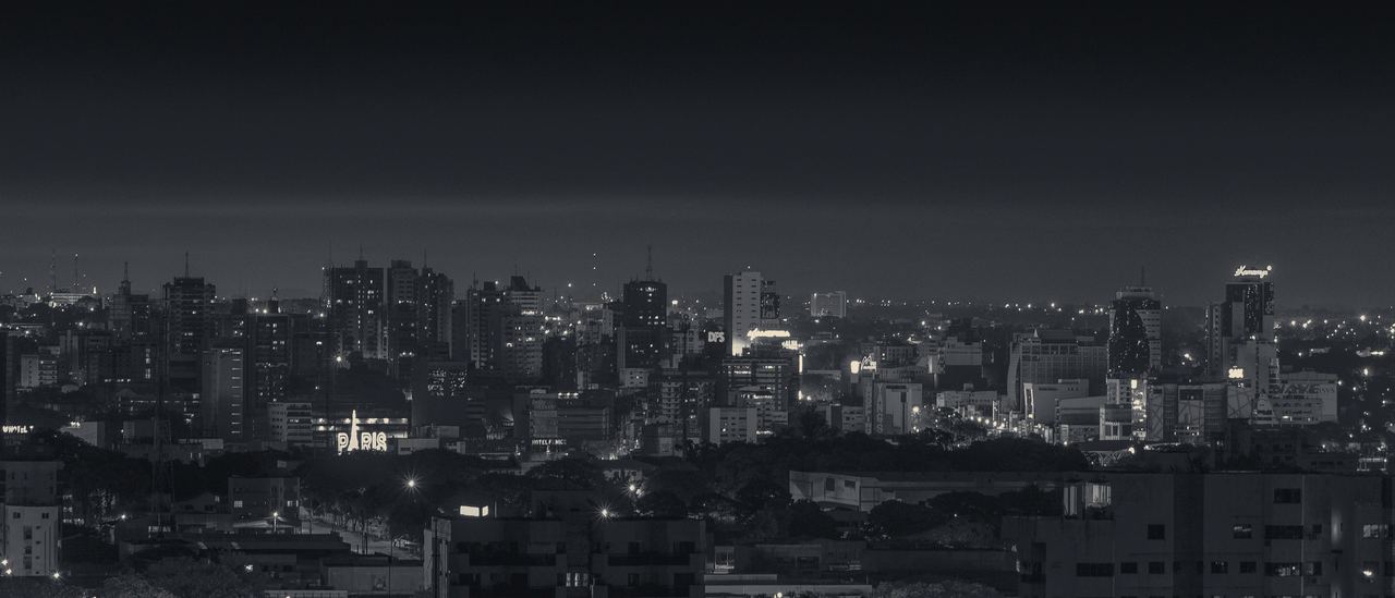 Ciudad paraguaya de noche, vista desde una altura.